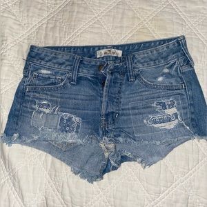 Size 0 w 24 low rise Hollister shorts.